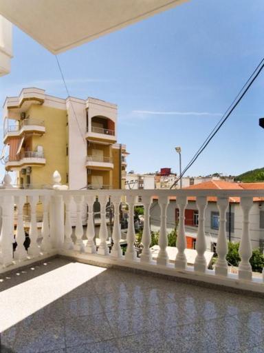 Vironas Hotel Himare Exteriör bild