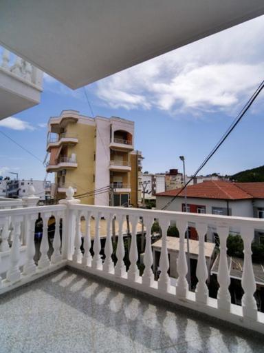 Vironas Hotel Himare Exteriör bild