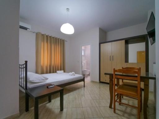 Vironas Hotel Himare Exteriör bild